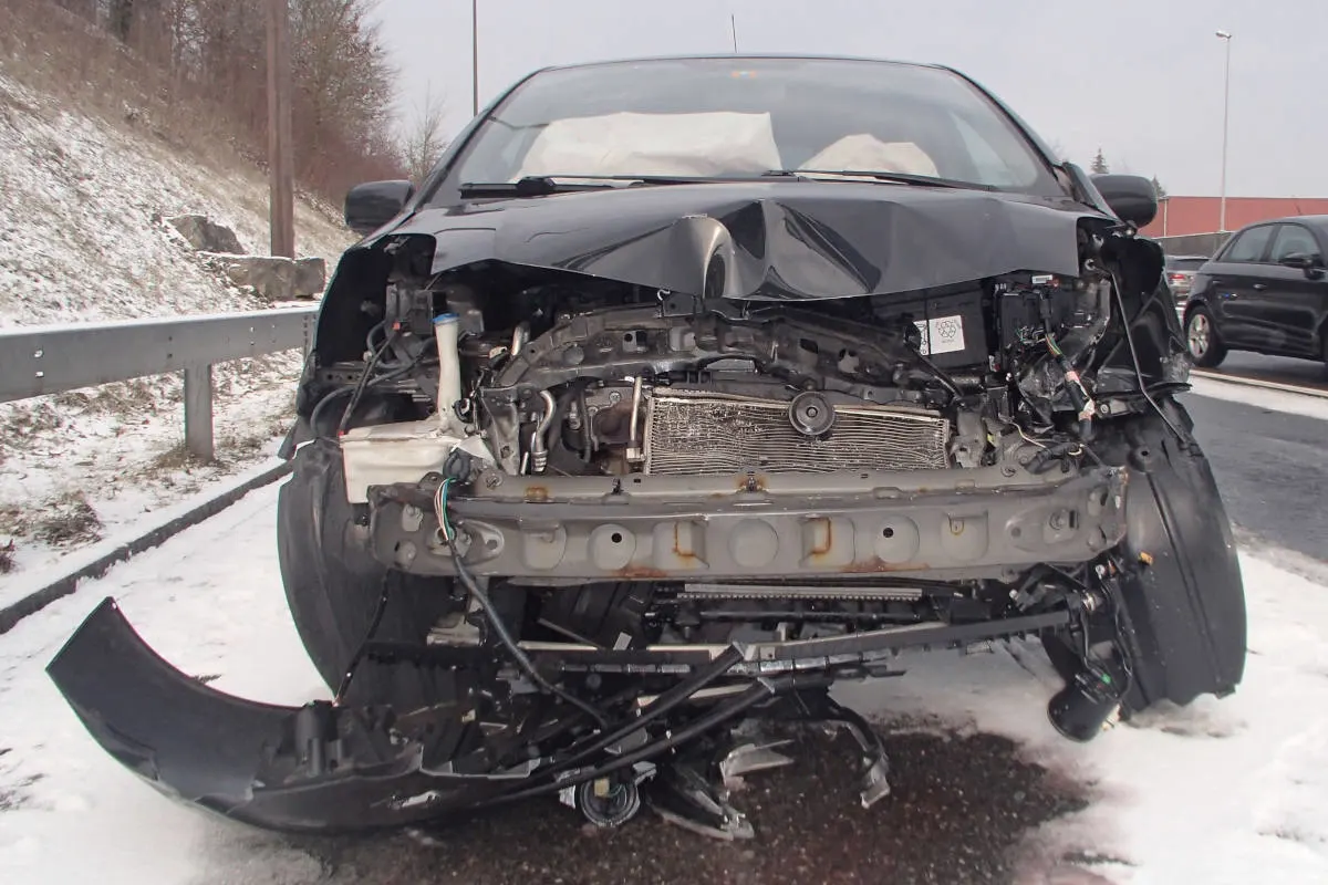 A1 Baden AG - Auto prallte in Leitplanke