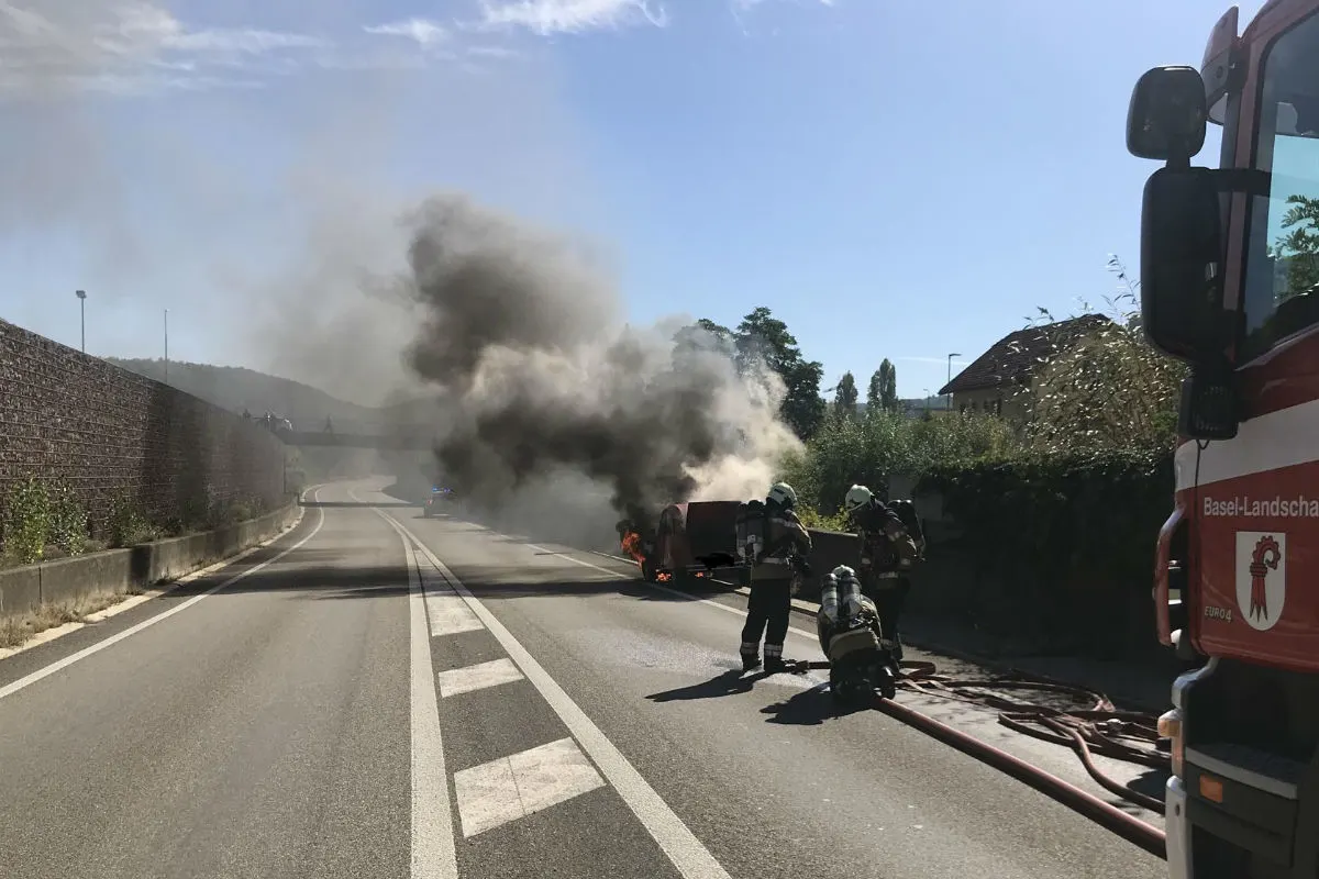 Liestal BL - Eine "Ente" gerät auf der Autobahn A22 in Brand