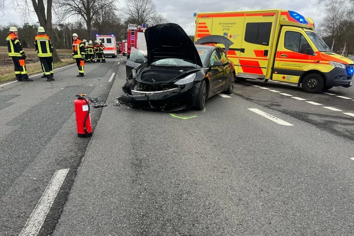  B71 NI - Tesla kollidiert heftig mit einem Krankenwagen 