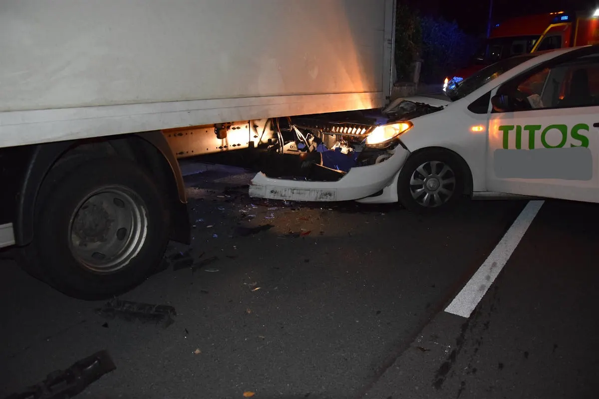 Unfall Löhne - Auto kracht in geparkten LKW