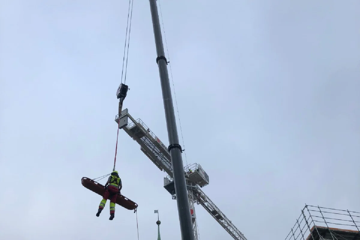 Luzern - Kranmonteur verletzt sich auf 57 Meter Höhe!