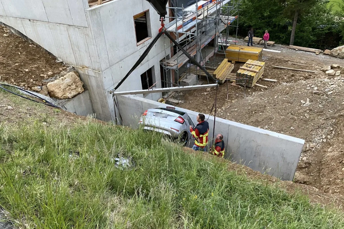 Thalheim AG - Während dem Blumen Fotografieren rollte der Skoda weg!