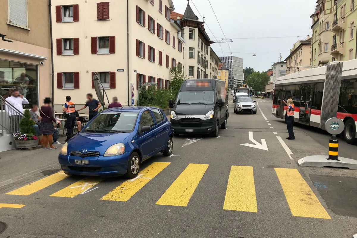 St. Gallen SG - Fussgänger bei Auffahrkollision touchiert