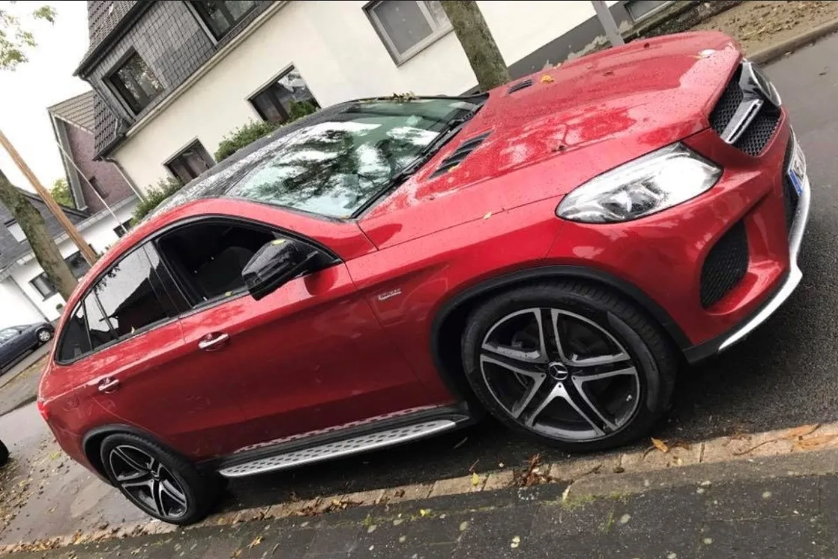 Holzbüttgen Kaarst - Unbekannte stehlen roten Mercedes GLE (AMG) 