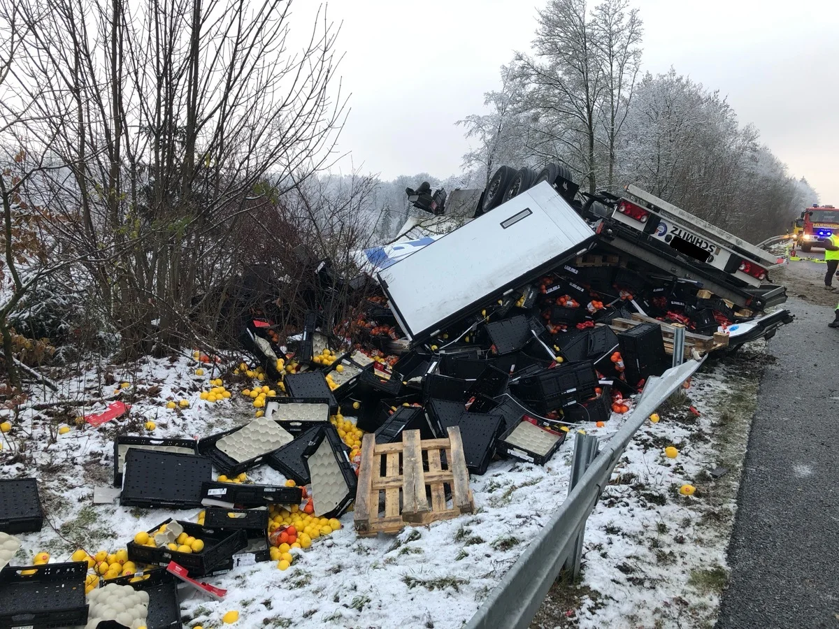 A44 Lichtenau – Lkw-Fahrer nach schwerem Glatteisunfall verletzt