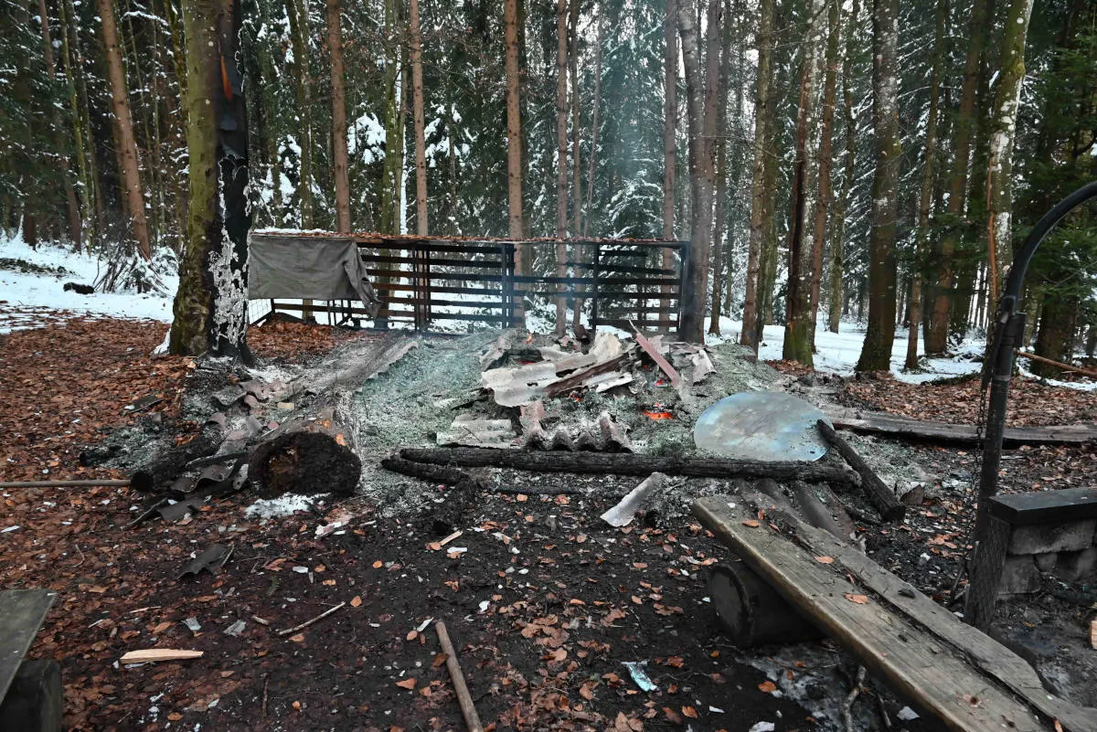 Waldkirch SG – Waldhütte und Scheiterbeige abgebrannt