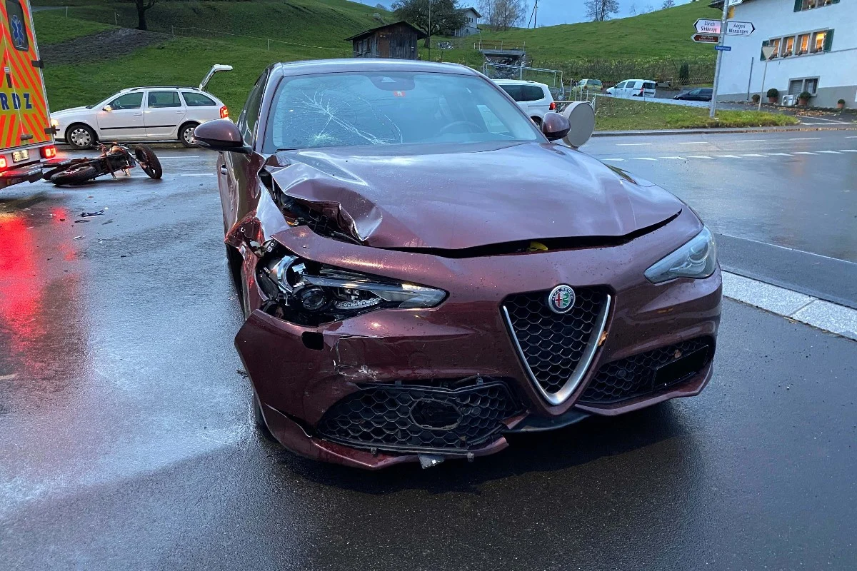 Neuheim ZG - 18-Jährige Motorradfahrerin nach Kollision mit Alfa Giulia erheblich verletzt