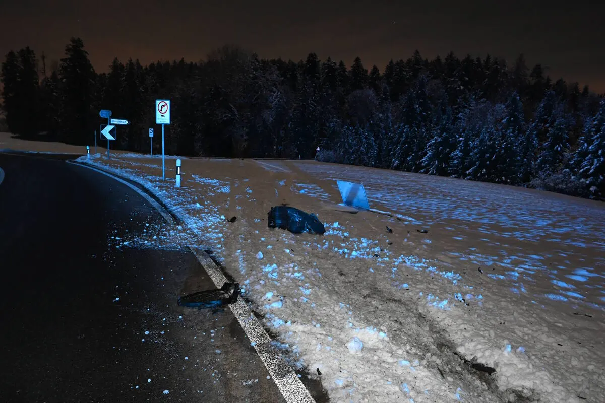 Wittenbach SG - Fahrunfähig gegen zwei Weisspfähle und eine Verkehrstafel geprallt 