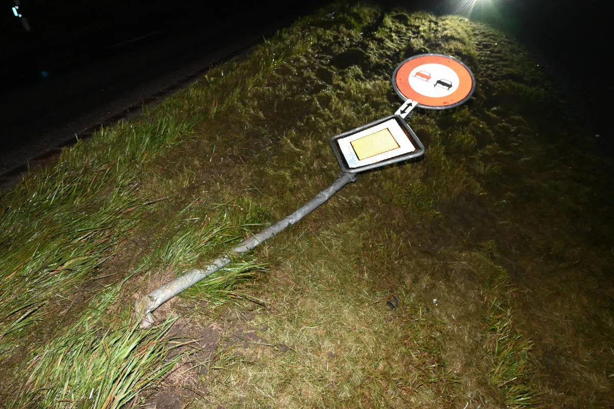 Kirchberg SG – In mehrere Leitpfosten und eine Signaltafel gefahren – Fahrer flüchtig