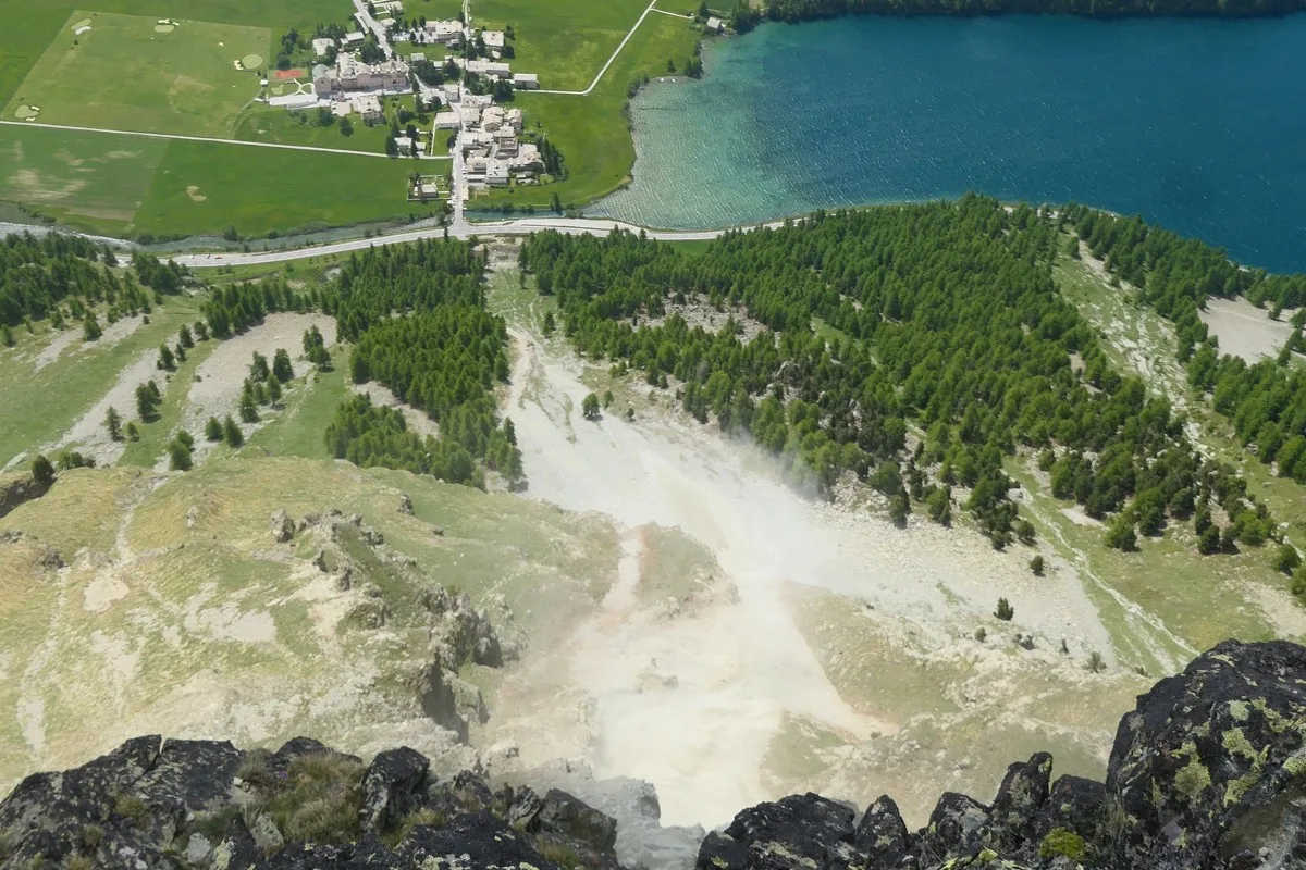 Sils Baselgia GR - Nächtliche Strassensperre nach Blocksturz