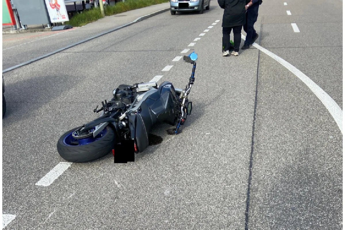 Pratteln BL - Motorradlenker stürzt beim Einbiegen auf die Straße