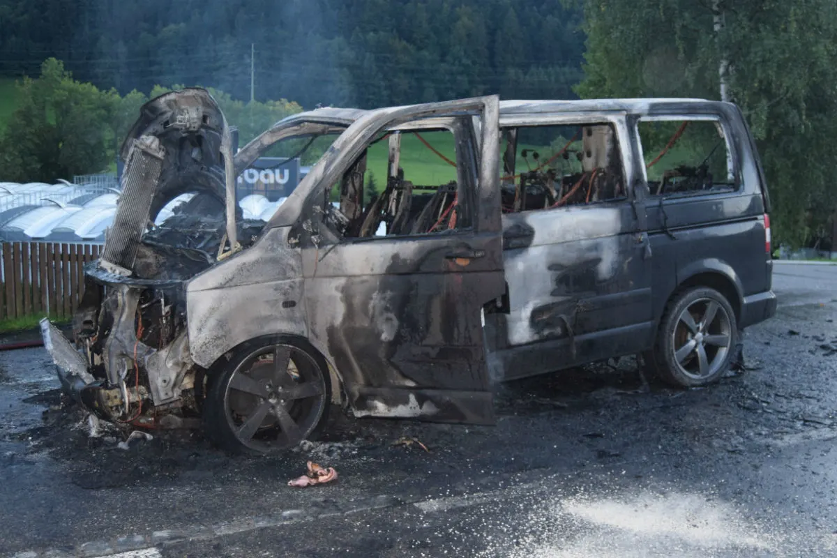Bühler AR - Auto brennt komplett aus
