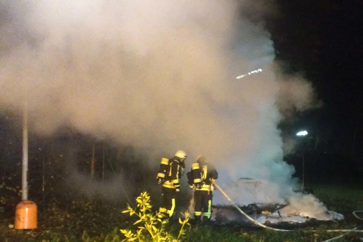 Feuerwehreinsatz in Hattingen - Wohnwagen brennt in voller Ausdehnung