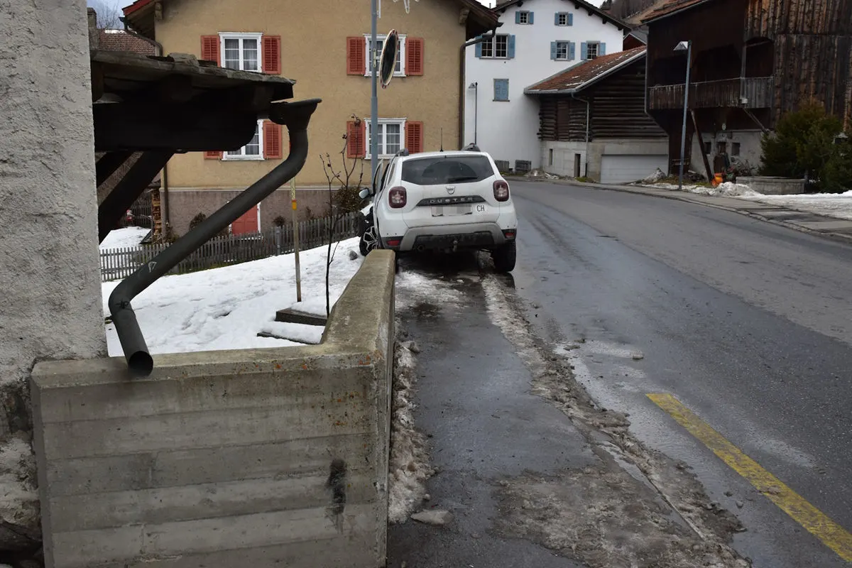Tinizong GR – Auto kollidiert mit einer Betonmauer
