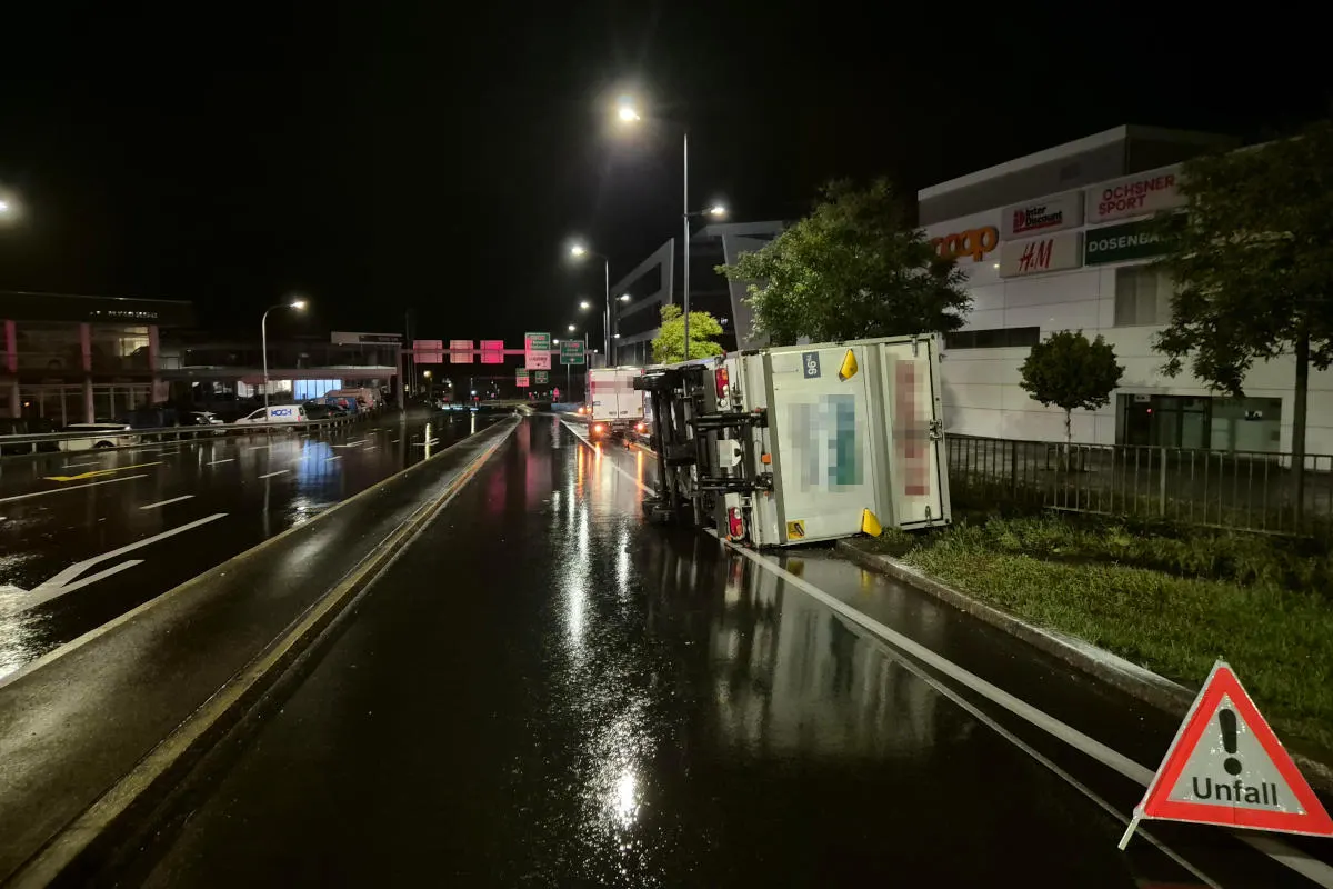 Chur GR - Anhänger auf die Seite gekippt