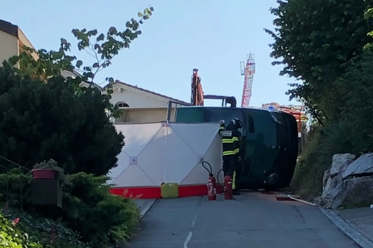 Uerkheim AG -  Unfall mit Todesfolge – 42-jähriger Mann unter Lieferwagen eingeklemmt