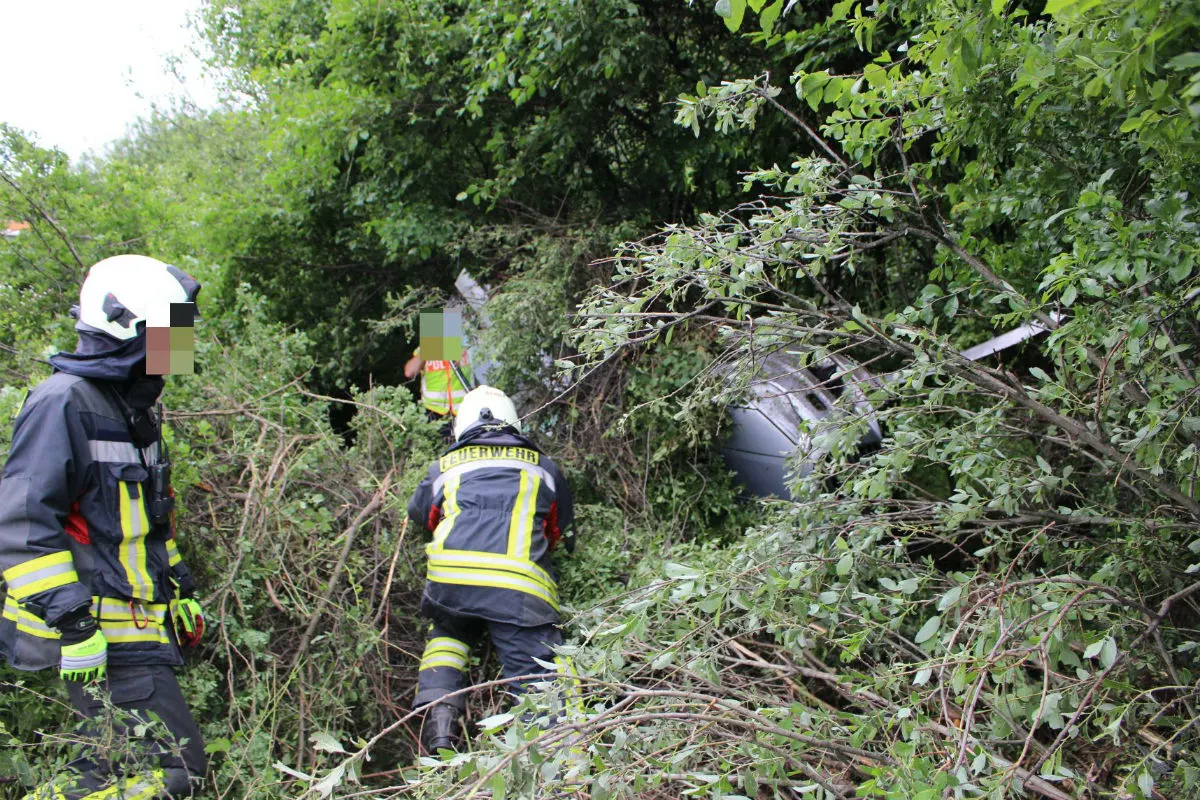 Eingeschlafen und nach Unfall im Wald gelandet