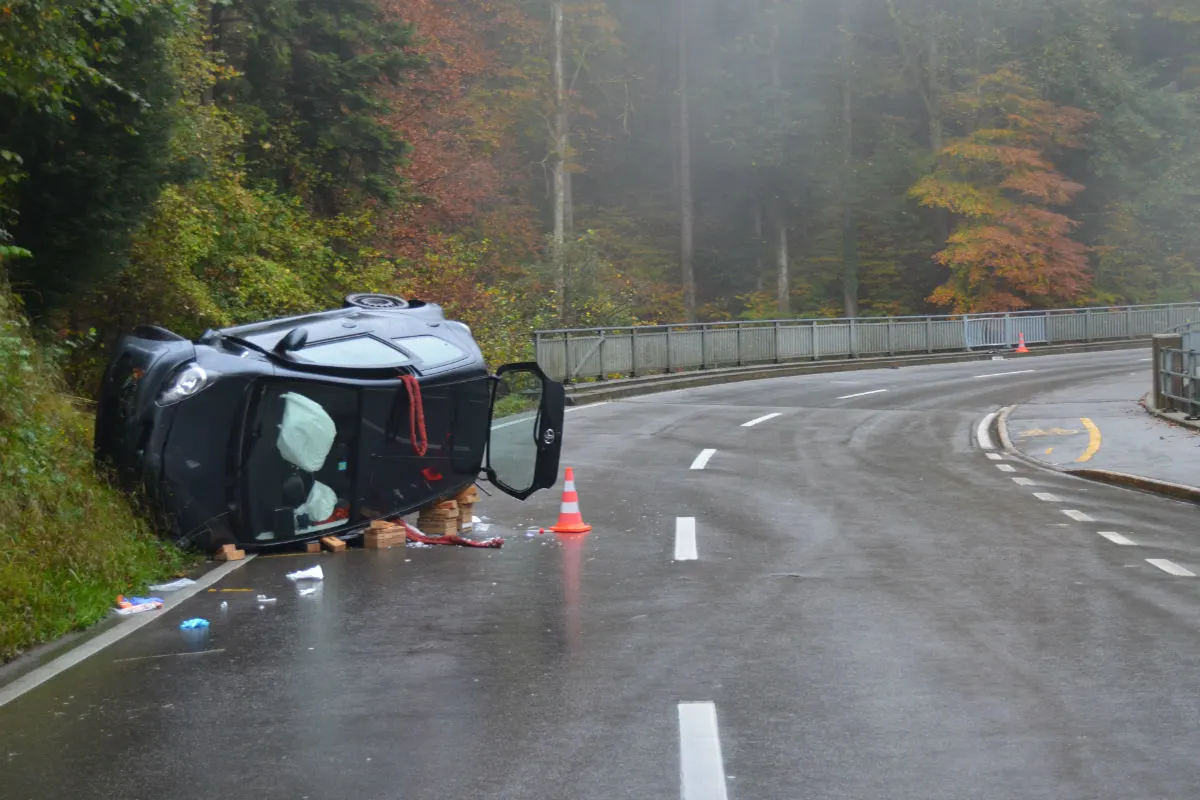 Unfall Wolfhalden AR - Auto überschlug sich nach Selbstunfall - Frau eingeklemmt!
