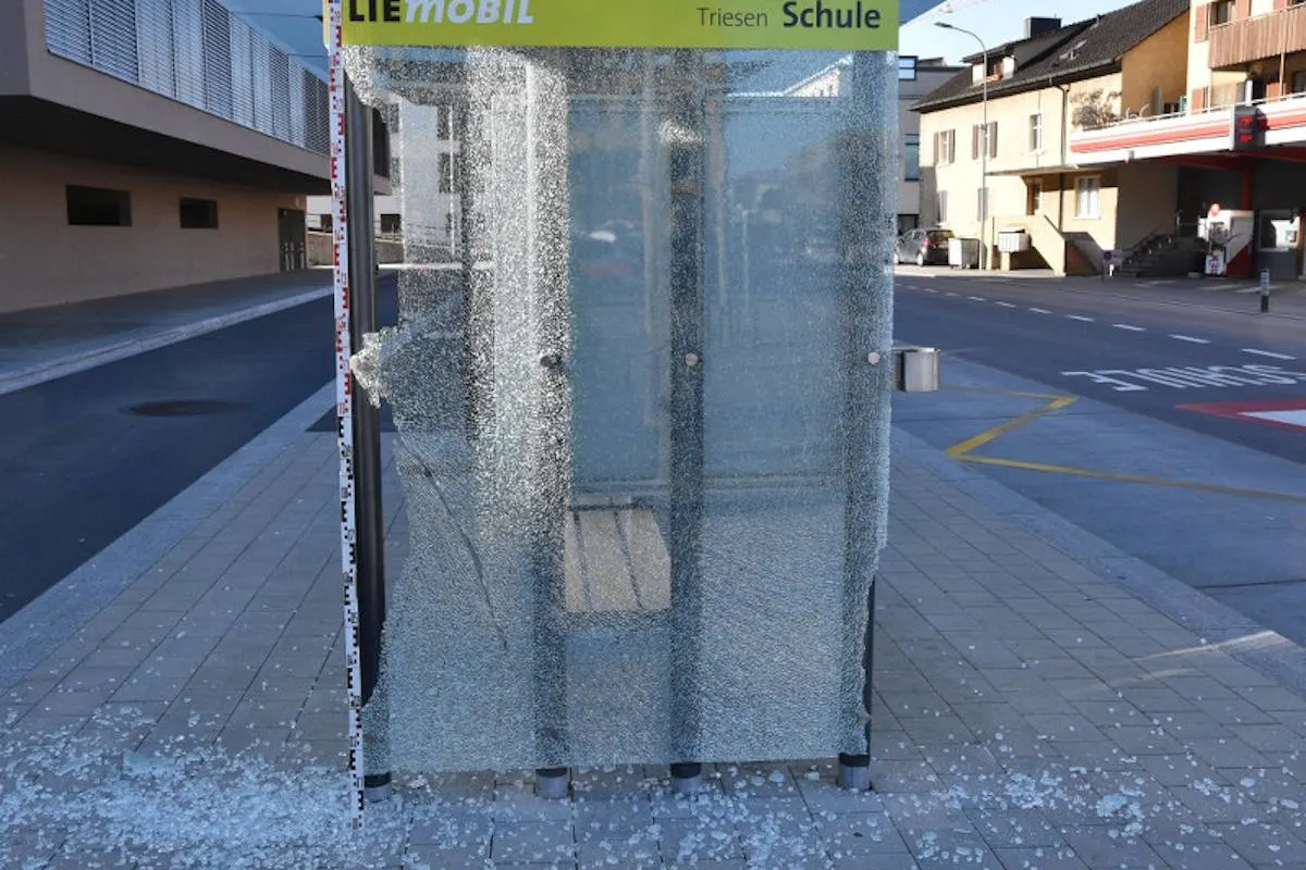 Triesen FL – Sachbeschädigung an Bushaltestelle