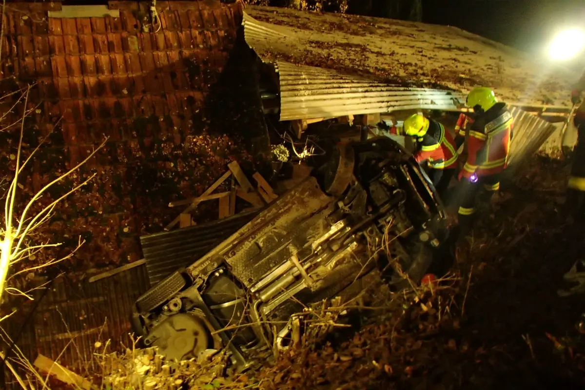 Reitnau AG - Junglenker kam von Fahrbahn ab – Auto prallte gegen Liegenschaft
