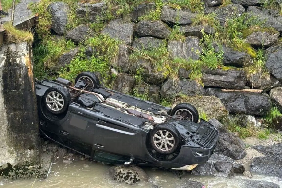 Unfall in Weissbad AI – Ungesichertes Auto rollt in Bach 