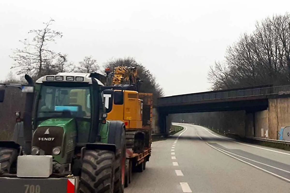 Zugausfälle in Langenhorn - Traktor mit Bagger touchiert Eisenbahnbrücke!