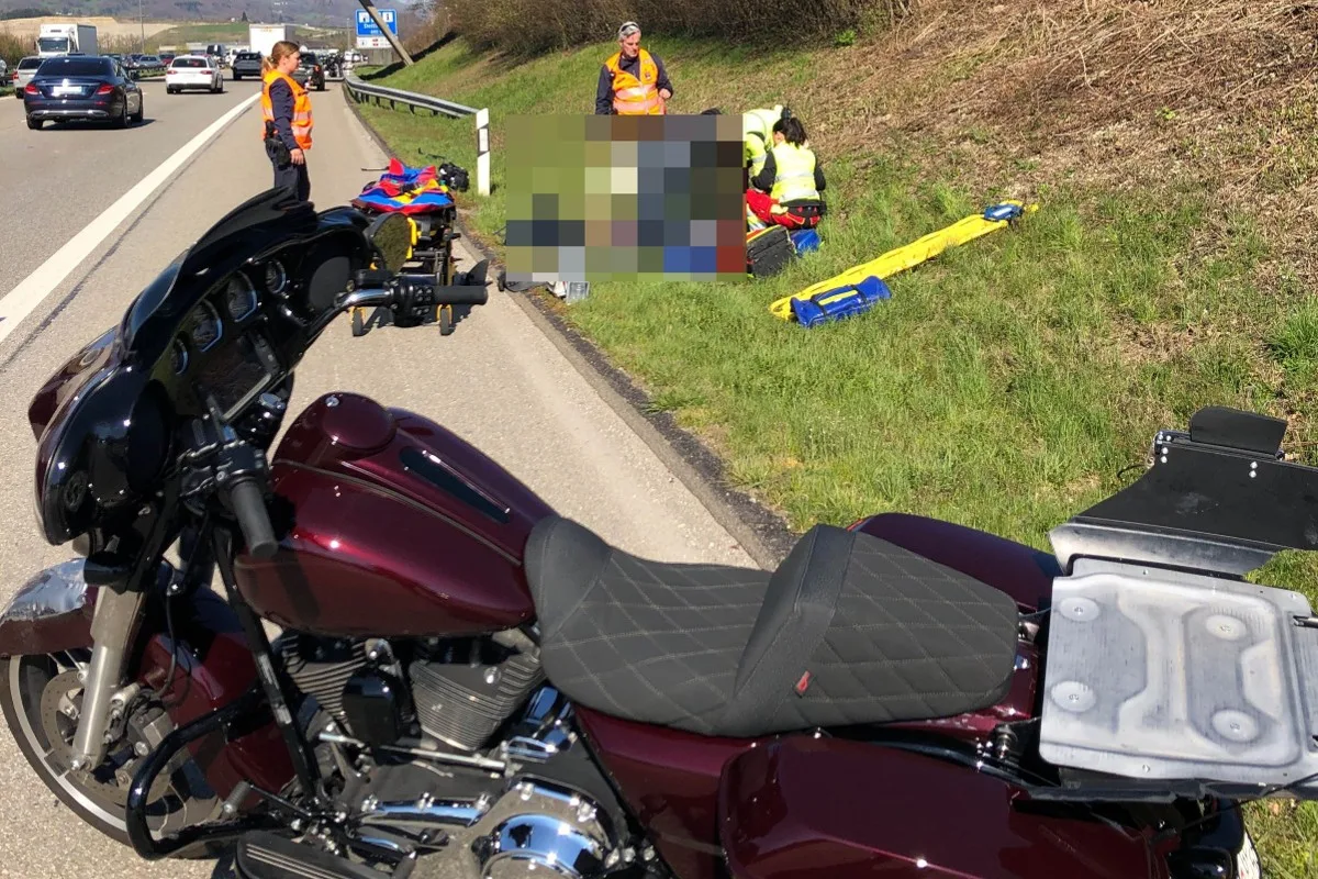 Deitingen SO -  Motorradlenker prallt auf der Autobahn A1 gegen das Heck eines Autos 