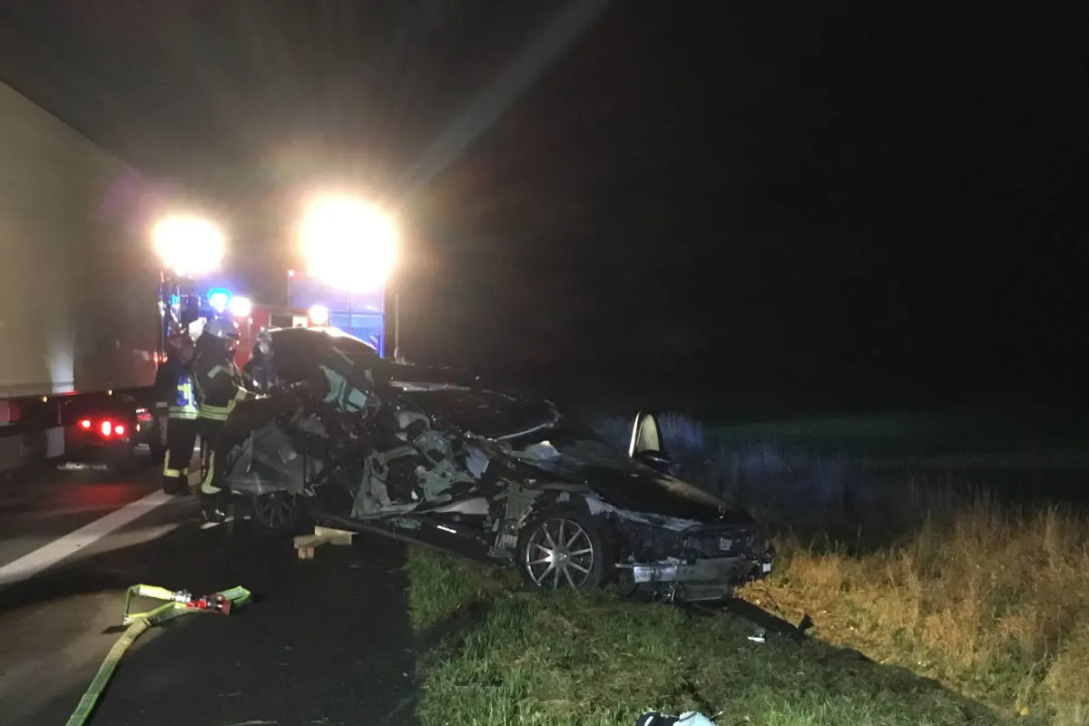 A2 Oelde – Mercedes-Benz fährt mit hoher Geschwindigkeit unter LKW