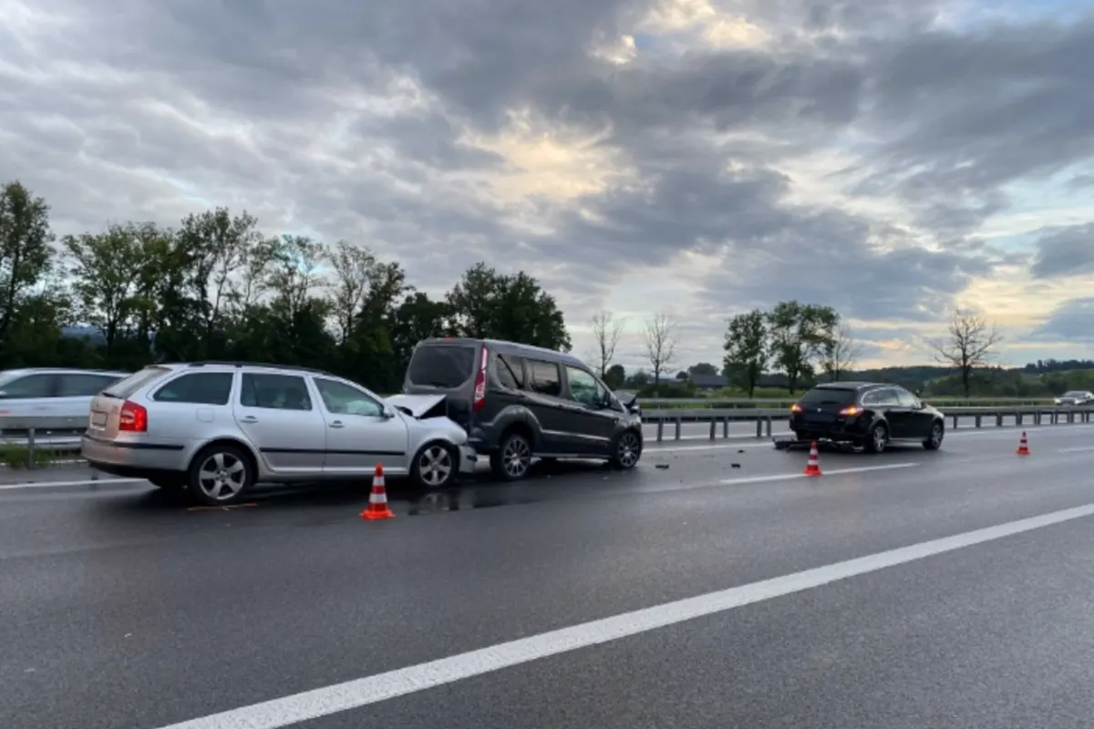 Dietwil AG - Langer Stau auf der A14 nach Auffahrunfall 