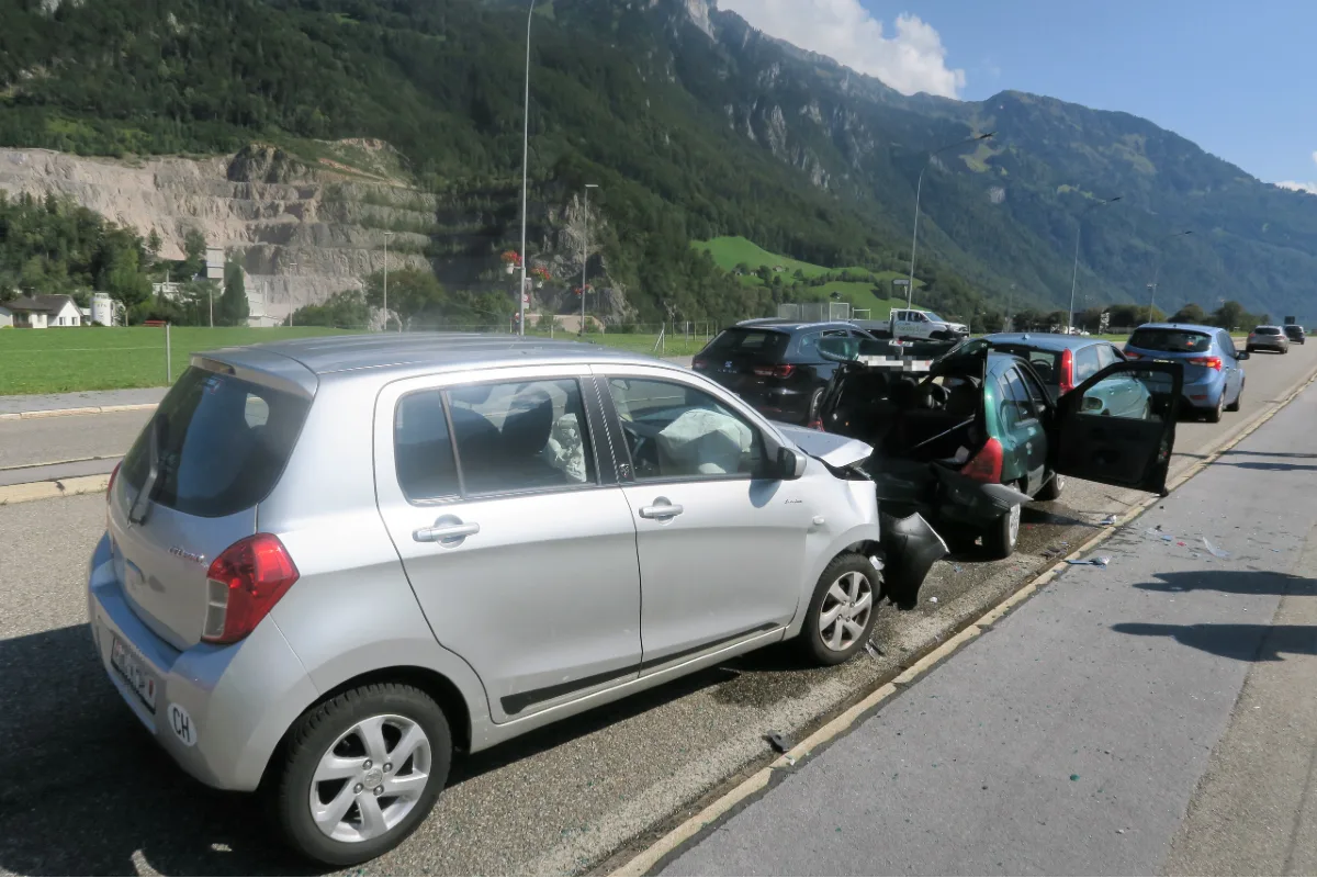 Netstal GL - Auffahrkollision mit vier Autos