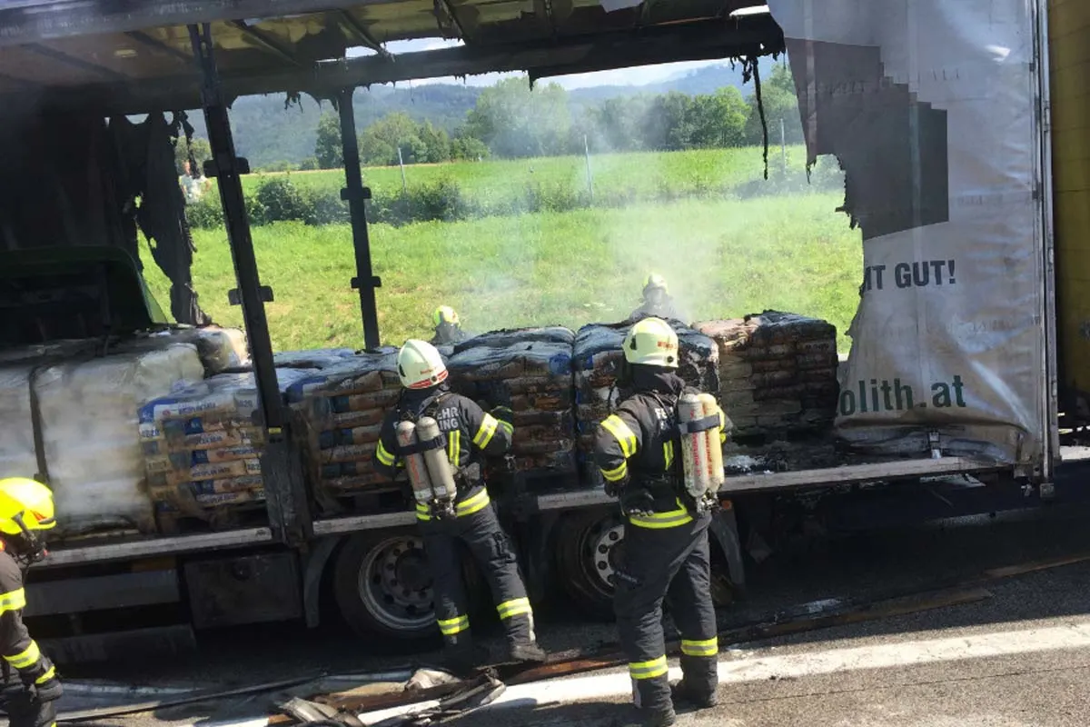 Schörfling - LKW gerät auf der Autobahn nach Reifenverlust in Brand