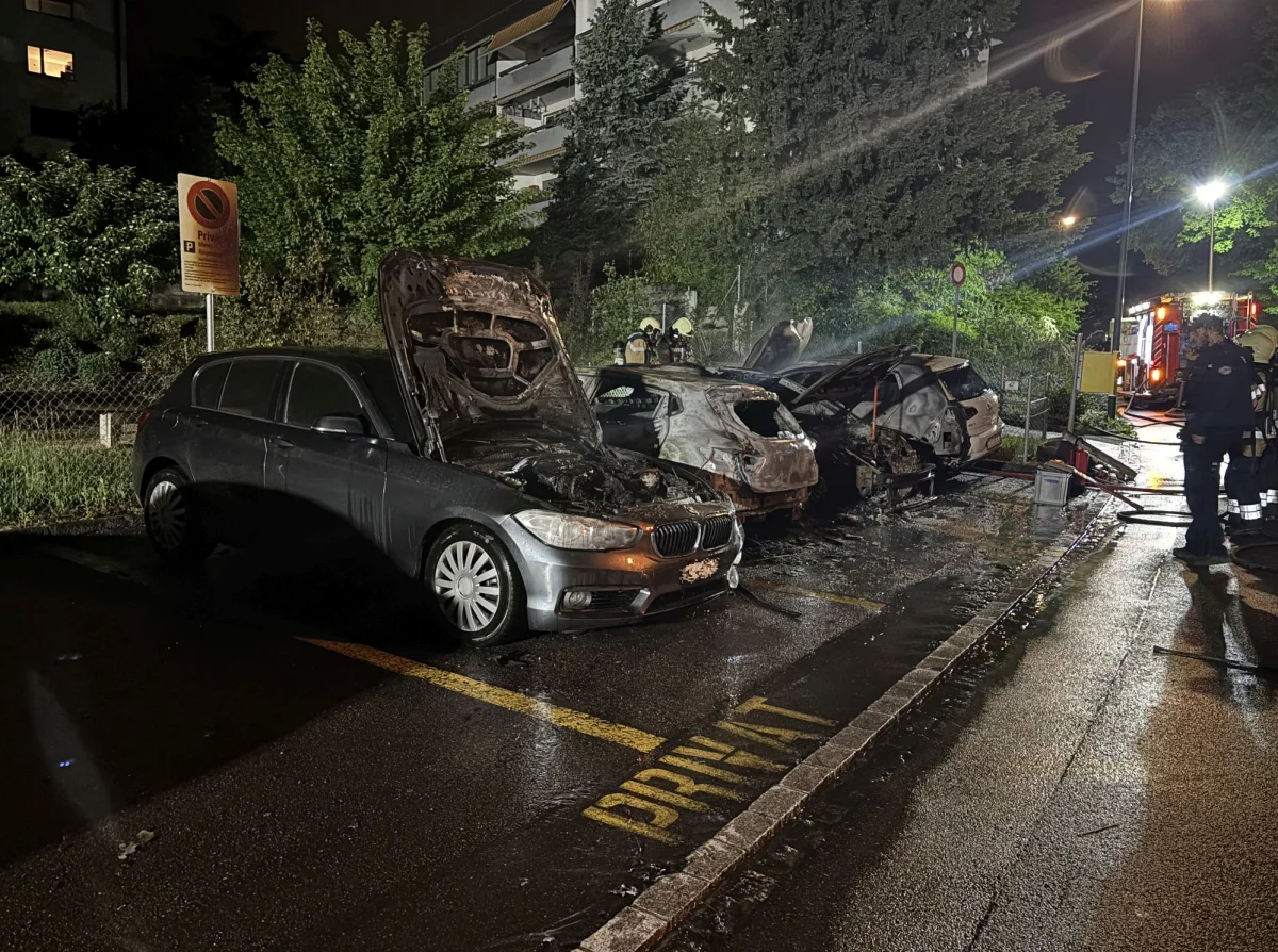 Füllinsdorf BL – Vier Autos in Brand geraten