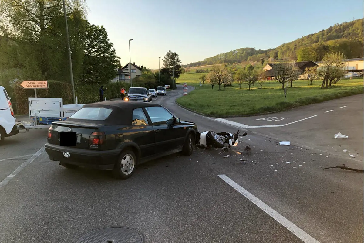 Ettingen BL – Kollision zwischen Personenwagen und Roller