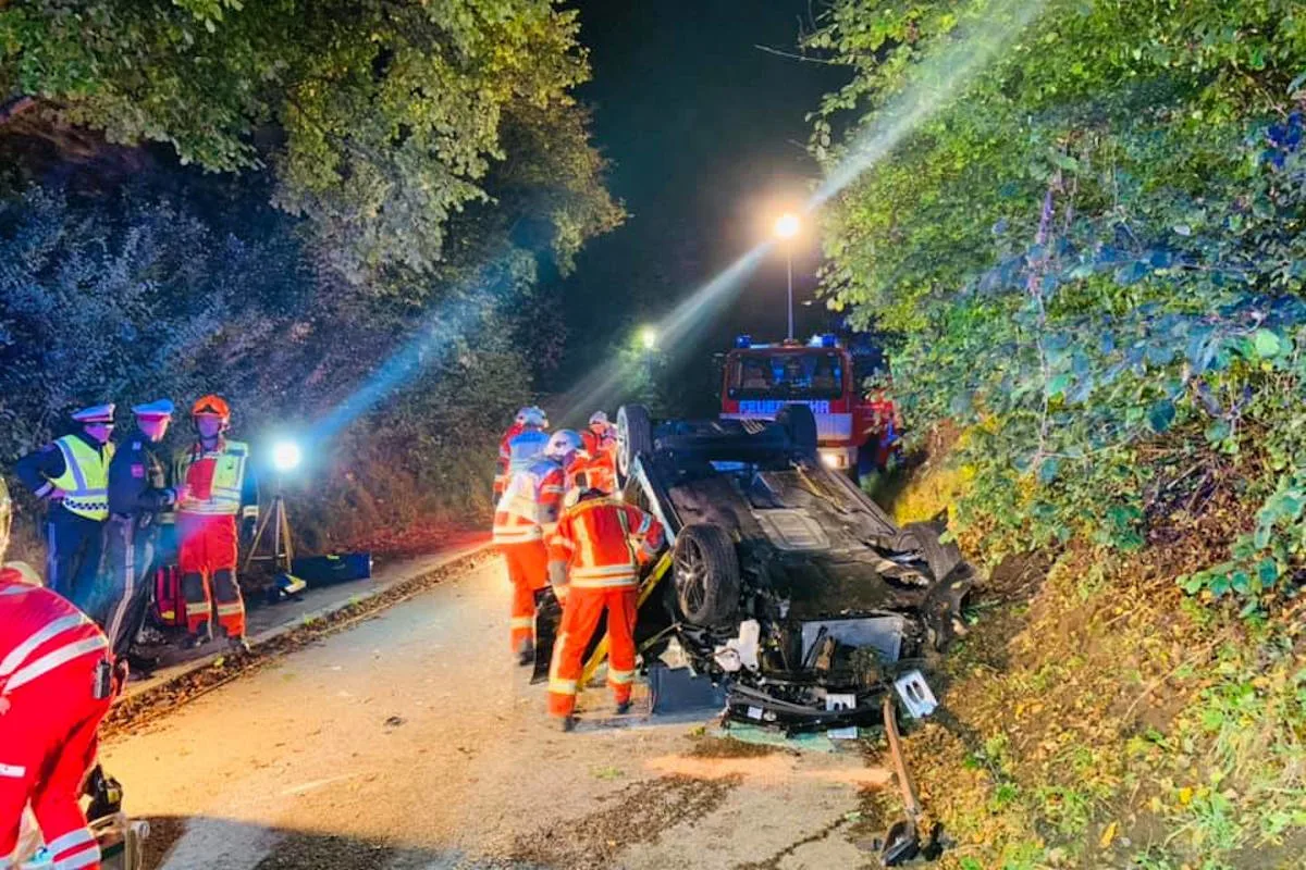 Krieglach – In mehrere Straßenlaternen gekracht und überschlagen
