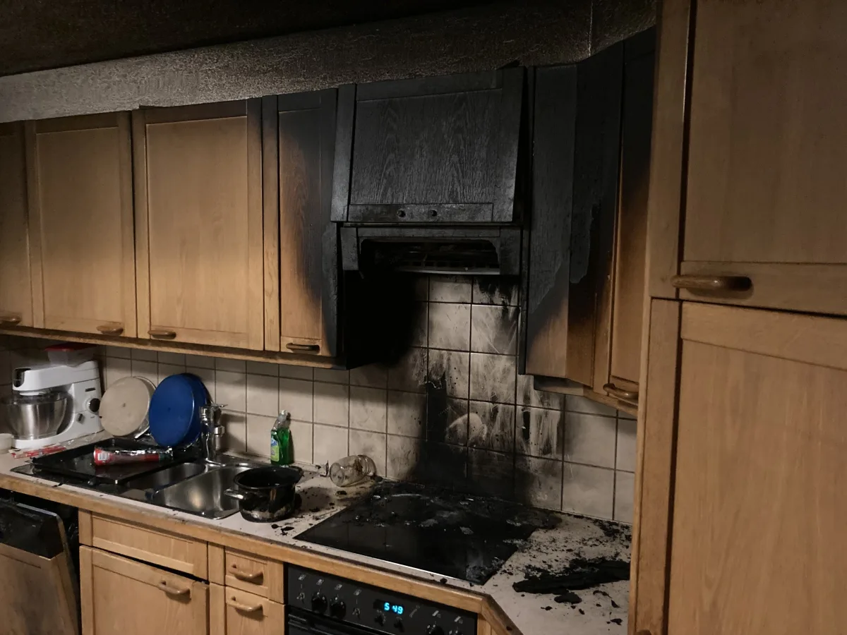 Küchenbrand in Glarus durch vergessene Herdplatte verursacht