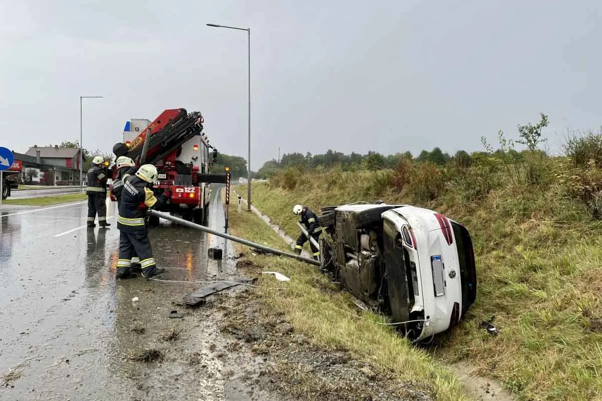 Oberwart – Zwei Straßenlaternen gerammt und sich überschlagen