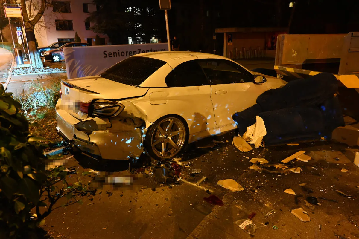 Niederuzwil SG – Erst durch die Hecke und dann in Auto gekracht
