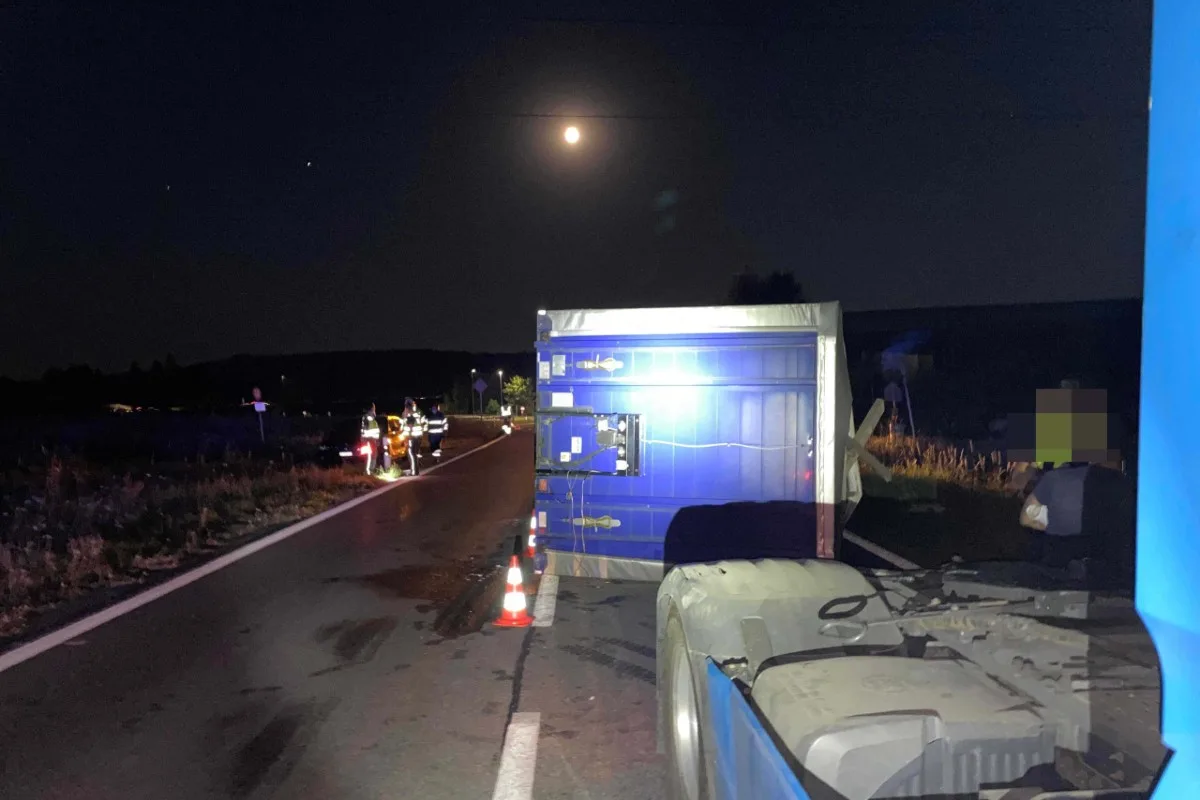 Brunegg AG - Anhänger kippt während der Fahrt auf die Seite