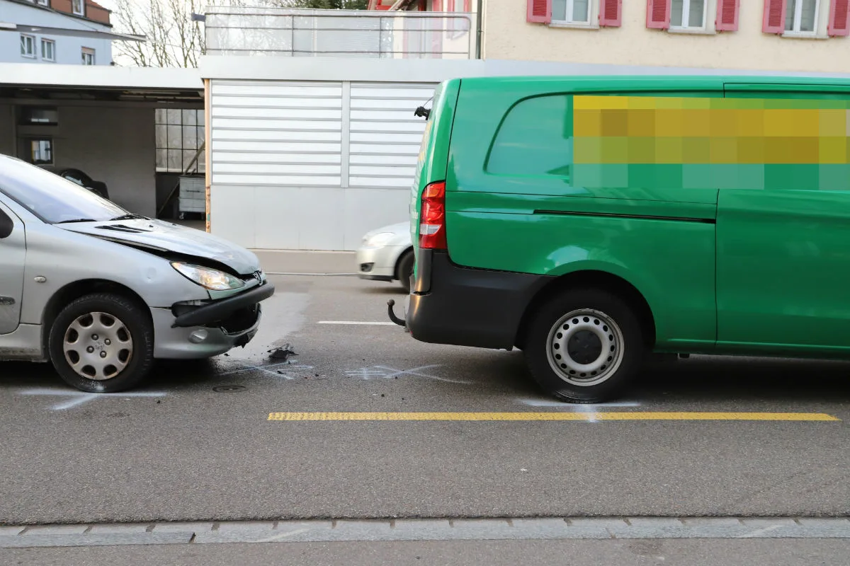 St. Gallen SG - Auto prallt gegen Heck des Lieferwagens