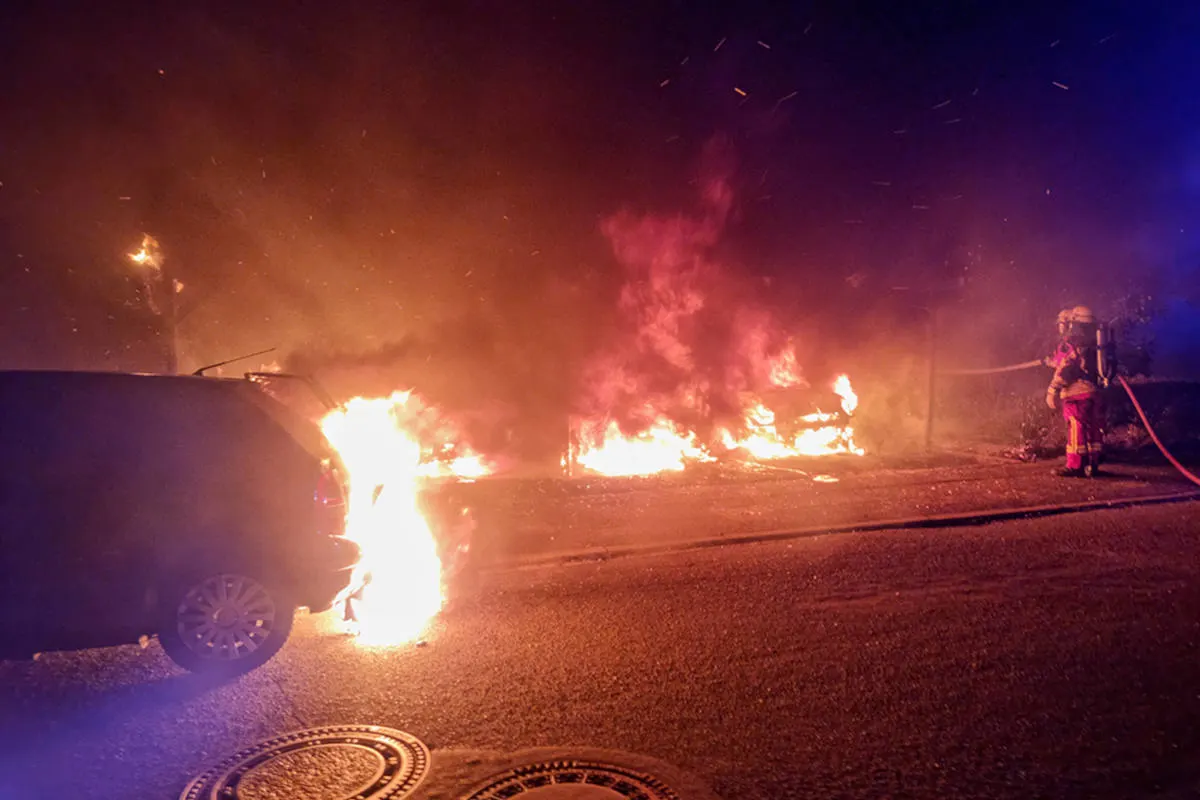 Kaltenkirchen – Feuer zerstört mehrere Fahrzeuge mit zwei Folgeeinsätzen