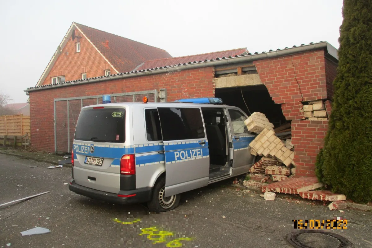 Stade - Einsatzwagen kommt von Straße ab und prallt in Garagenwand