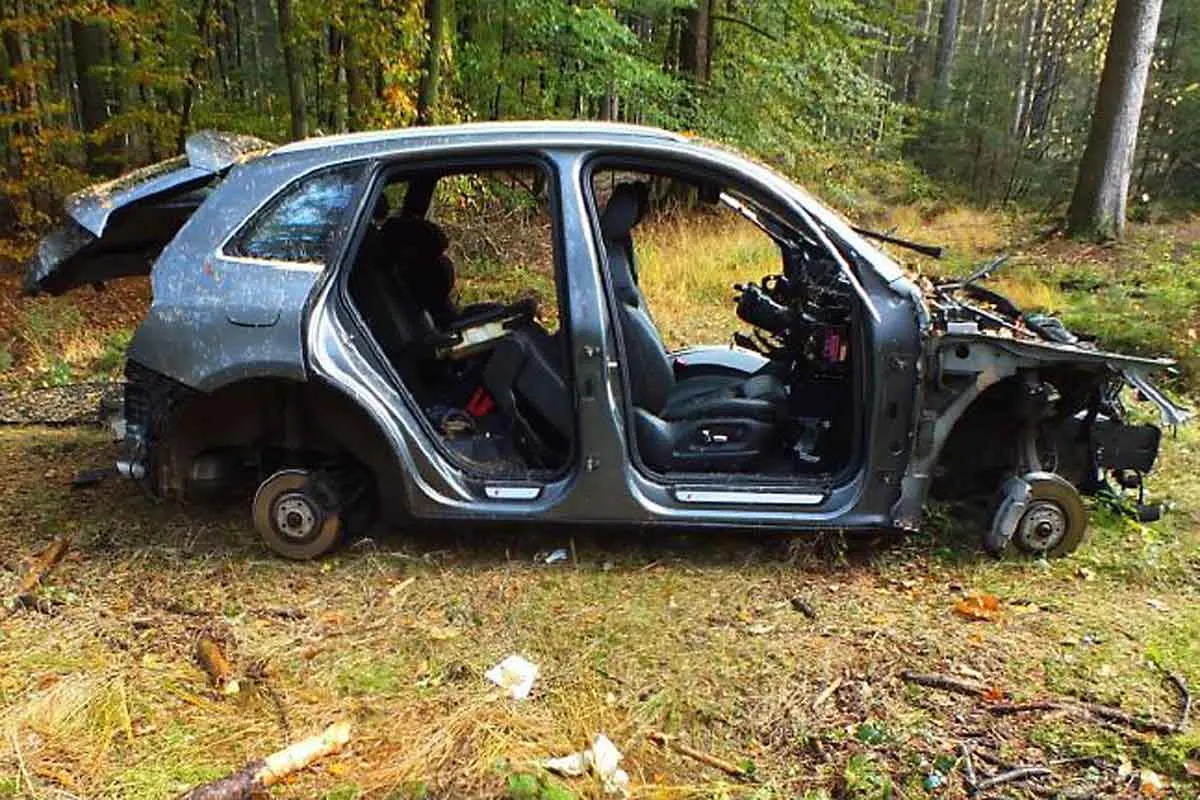 Groß Offenseth-Aspern - SUV nach Diebstahl im Waldstück aufgefunden