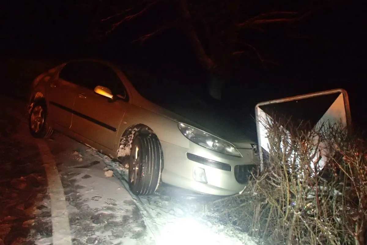 Mönthal AG - Auf schneebedeckter Strasse verunfallt