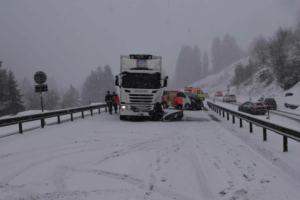 Schwerer Unfall bei Flims GR – Schleudernder Lieferwagen kollidiert mit Lastwagen