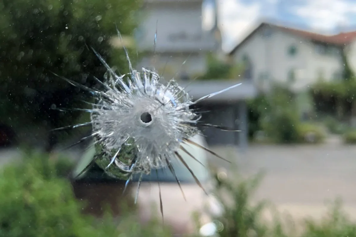 Zeugenaufrus aus Hildisrieden LU - Unbekannte beschädigen Fenster von Schulhaus mit Druckluftpistole