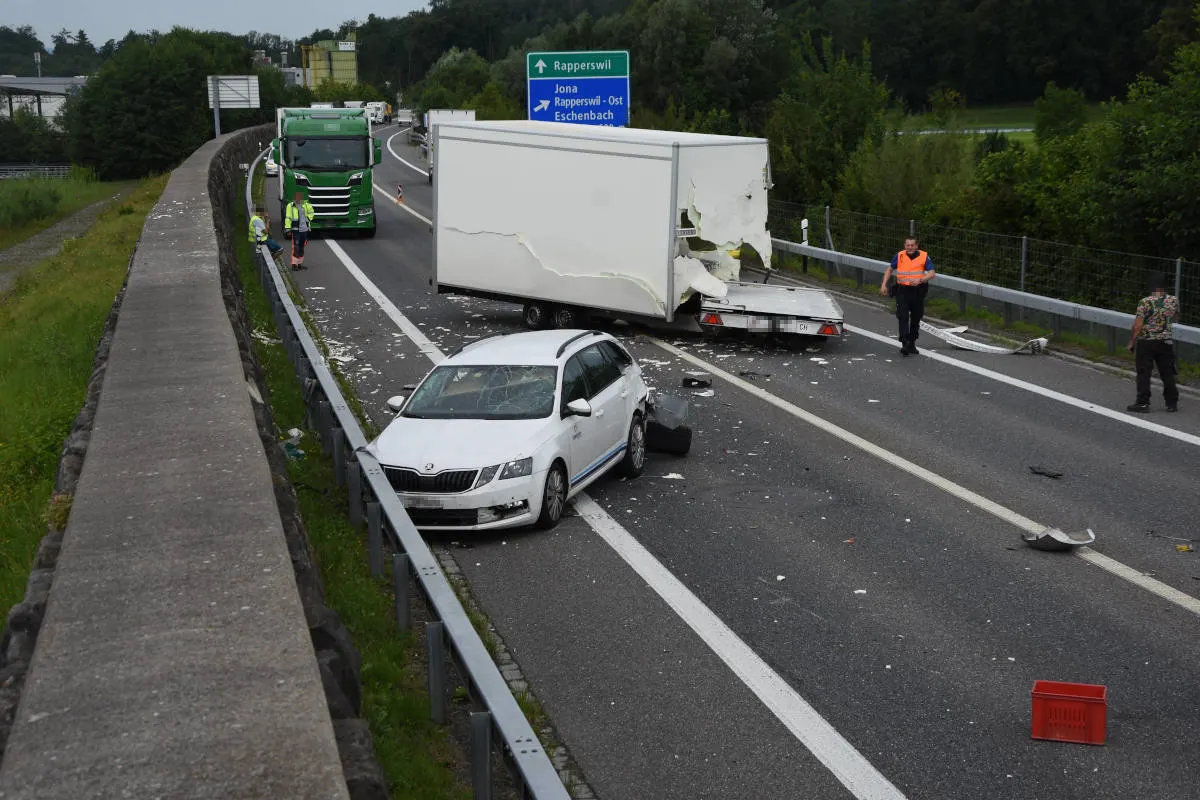 Schwerer Unfall Wagen SG – Gelöster Anhänger kollidiert mit Pickup auf der A15