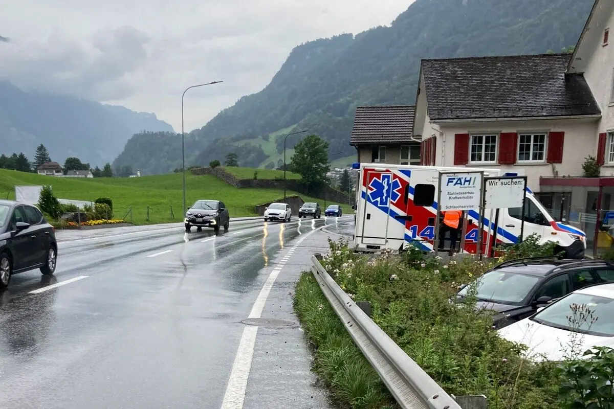 Leimen GL - Velofahrerin stürzt auf rutschigem Asphalt