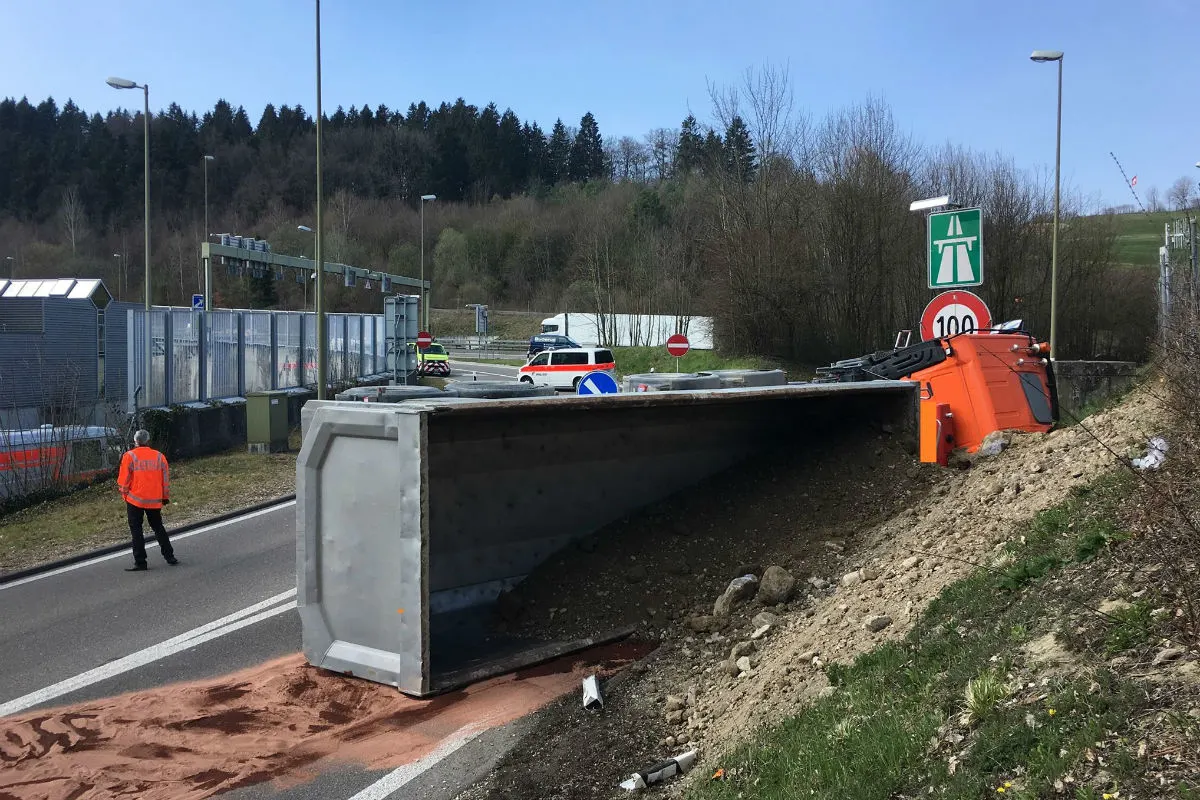 Urdorf ZH - Lastwagen kippt auf die Seite