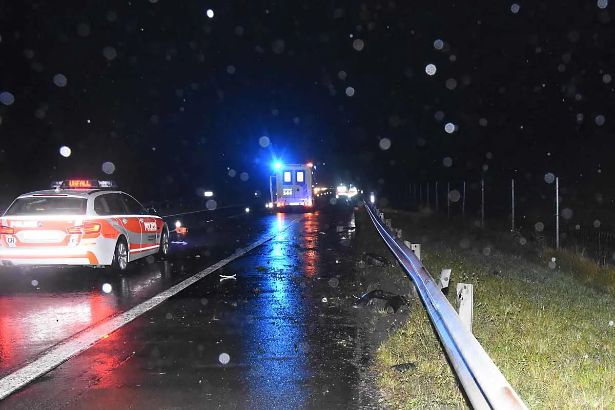 Auto gegen Leitschranke in Weite SG geschleudert - Auffahrunfall auf der Autobahn fordert Verletzten