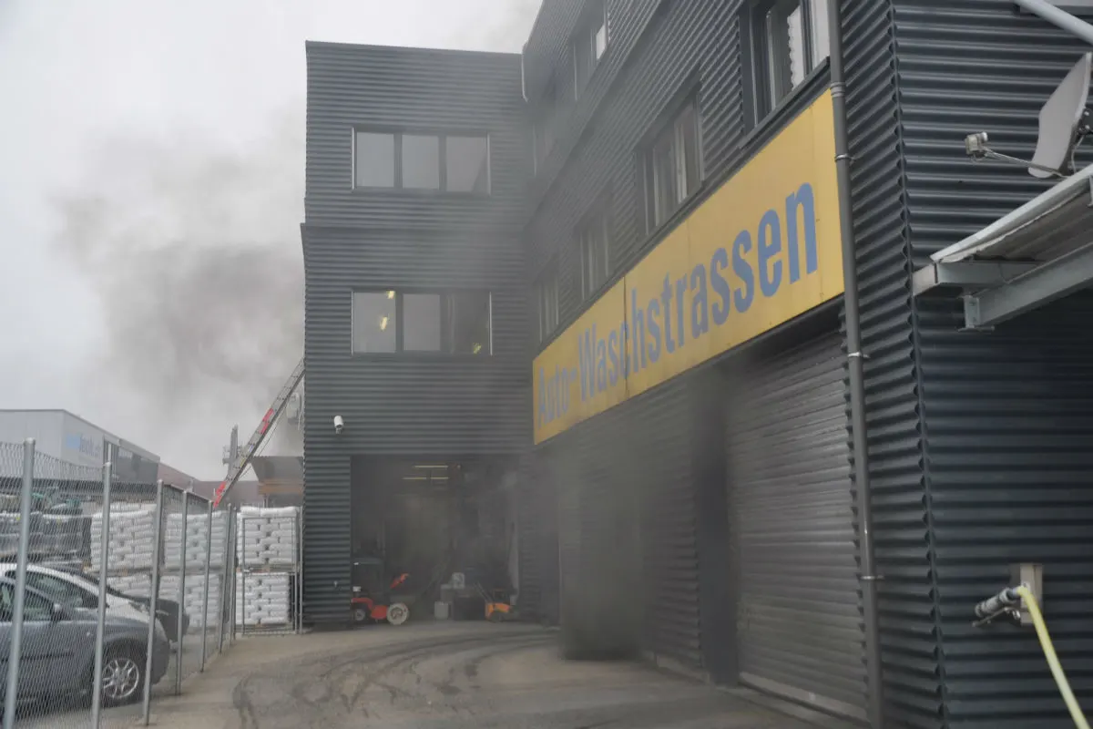 Härkingen SO - Elektroauto brennt in Tiefgarage 